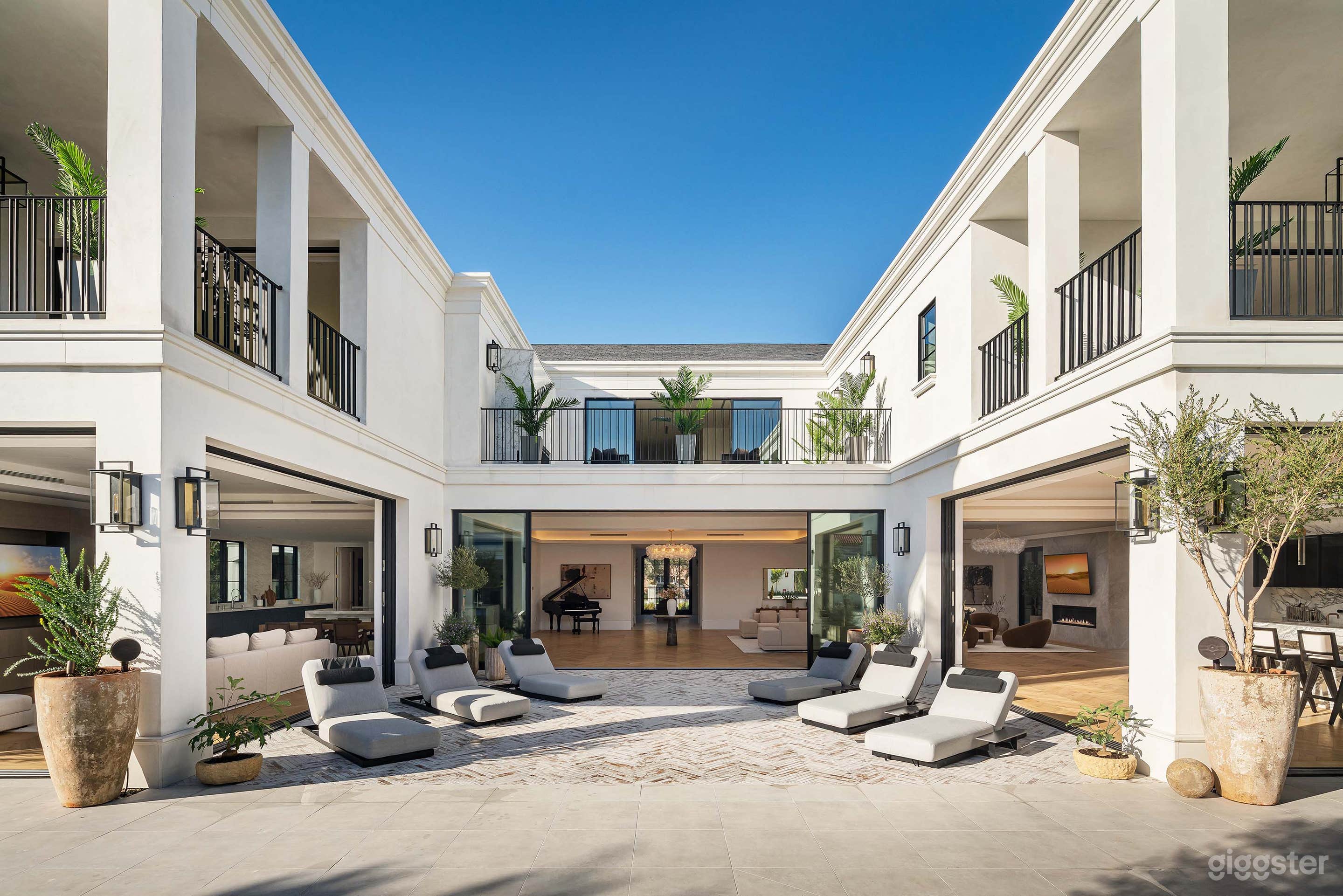 Villa Royale by LuxJB: New 55,000 sqft Modern Mansion in Beverly Hills Flats w PICKLEBALL &amp; BASKETBALL COURT, MINI GOLF, Chef, Cinema, Sauna, Gym.