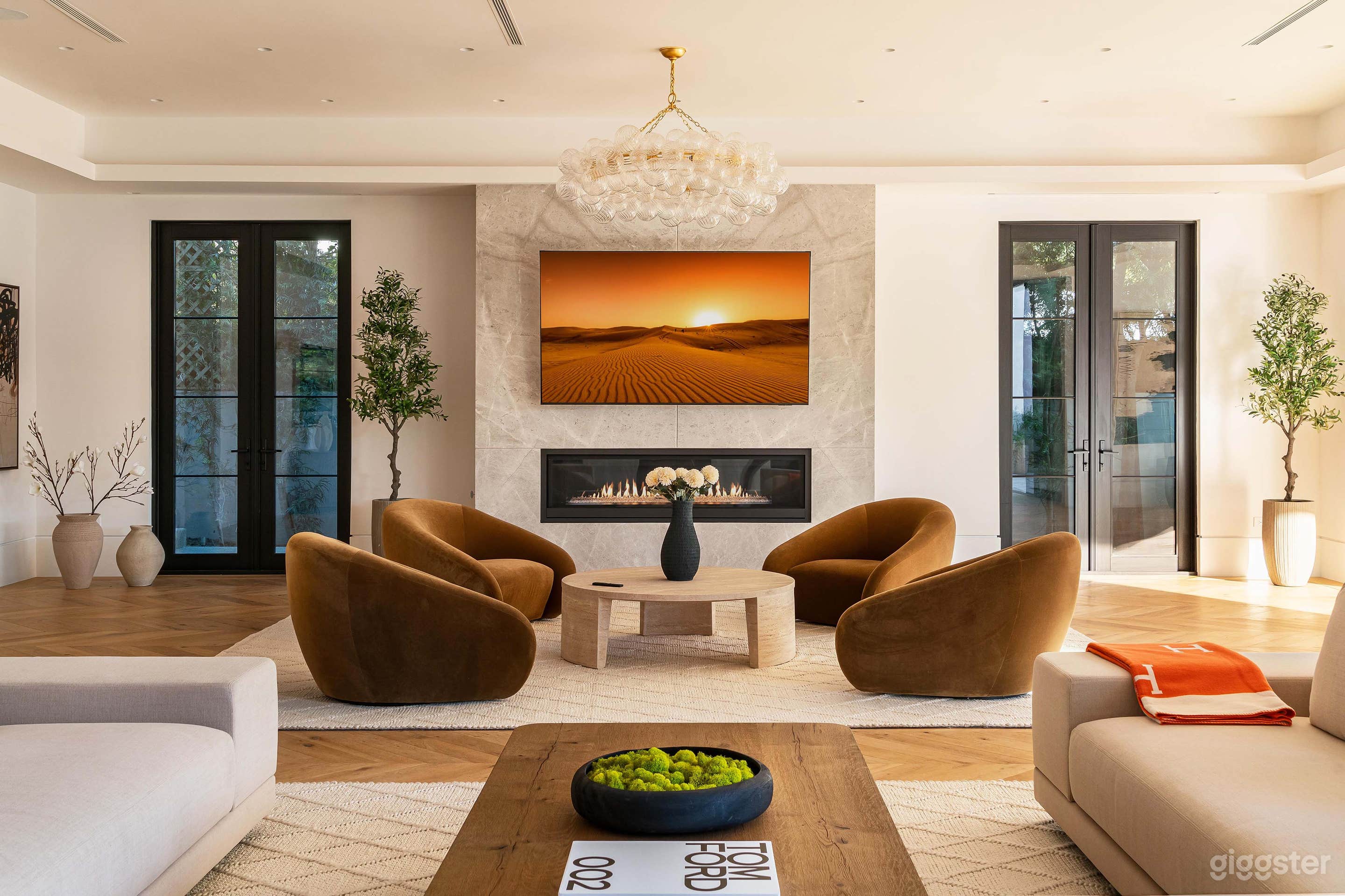 Villa Royale by LuxJB: New 55,000 sqft Modern Mansion in Beverly Hills Flats w PICKLEBALL &amp; BASKETBALL COURT, MINI GOLF, Chef, Cinema, Sauna, Gym.