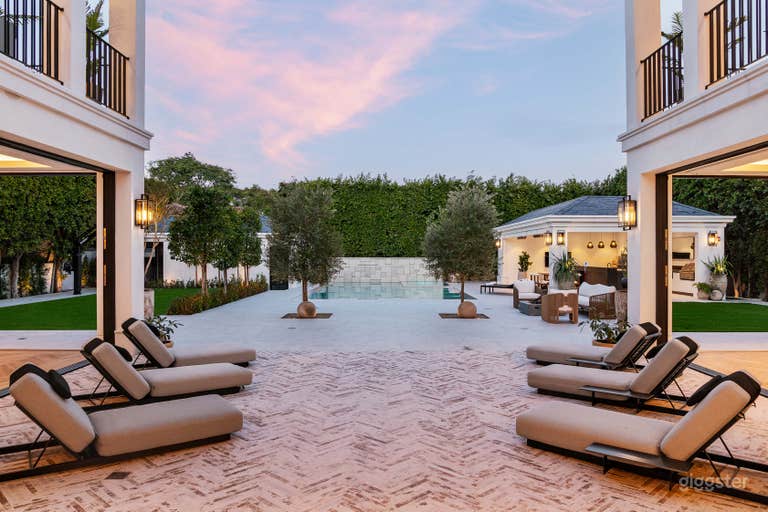  Villa Royale by LuxJB: New 55,000 sqft Modern Mansion in Beverly Hills Flats w PICKLEBALL &amp; BASKETBALL COURT, MINI GOLF, Chef, Cinema, Sauna, Gym. 