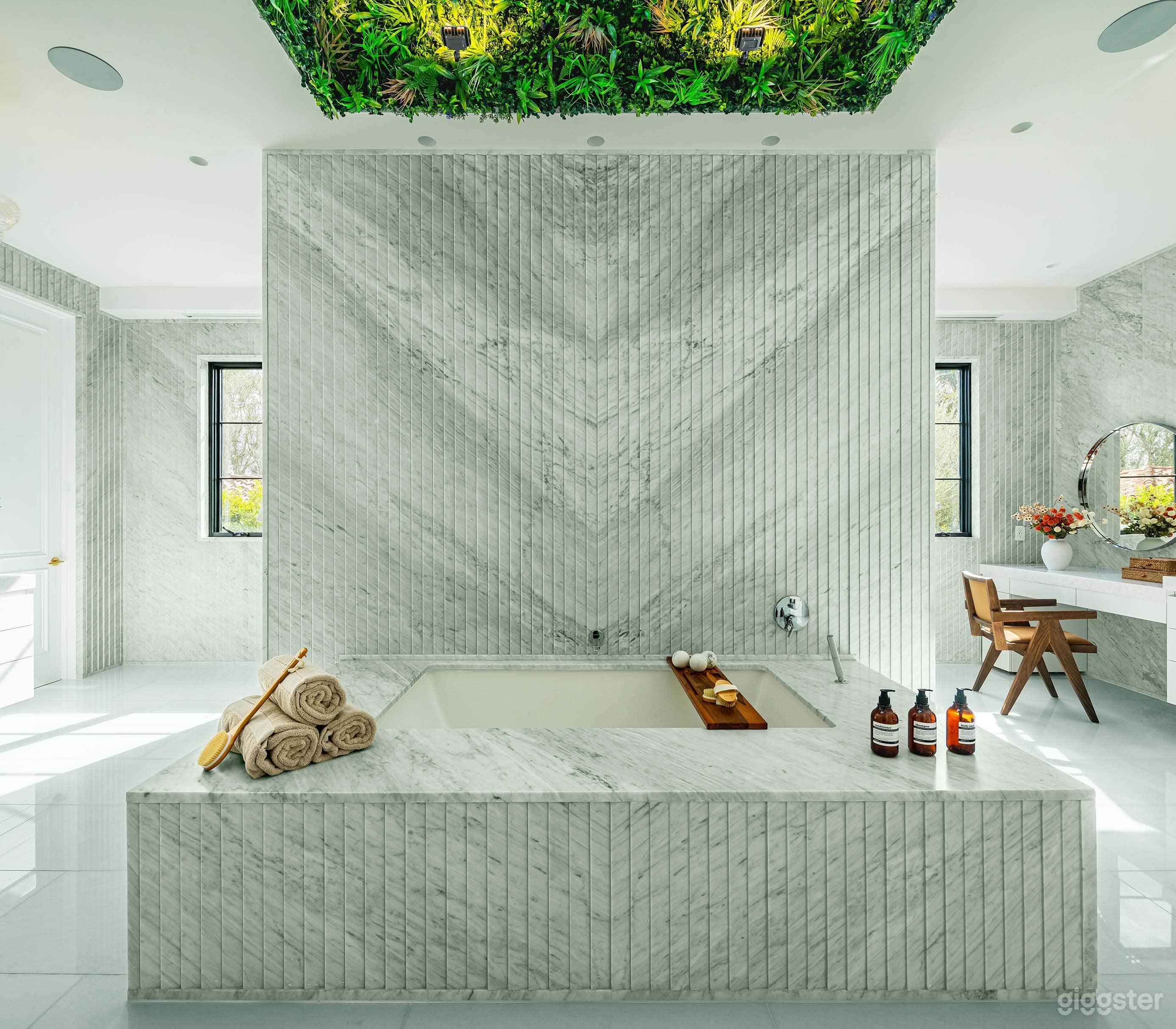 Villa Royale by LuxJB: New 55,000 sqft Modern Mansion in Beverly Hills Flats w PICKLEBALL &amp; BASKETBALL COURT, MINI GOLF, Chef, Cinema, Sauna, Gym.