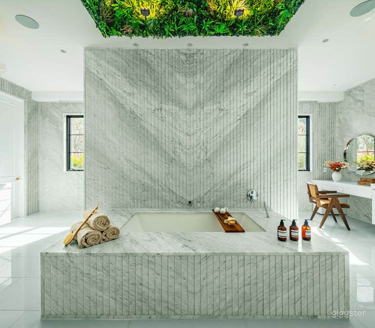  Villa Royale by LuxJB: New 55,000 sqft Modern Mansion in Beverly Hills Flats w PICKLEBALL &amp; BASKETBALL COURT, MINI GOLF, Chef, Cinema, Sauna, Gym. 