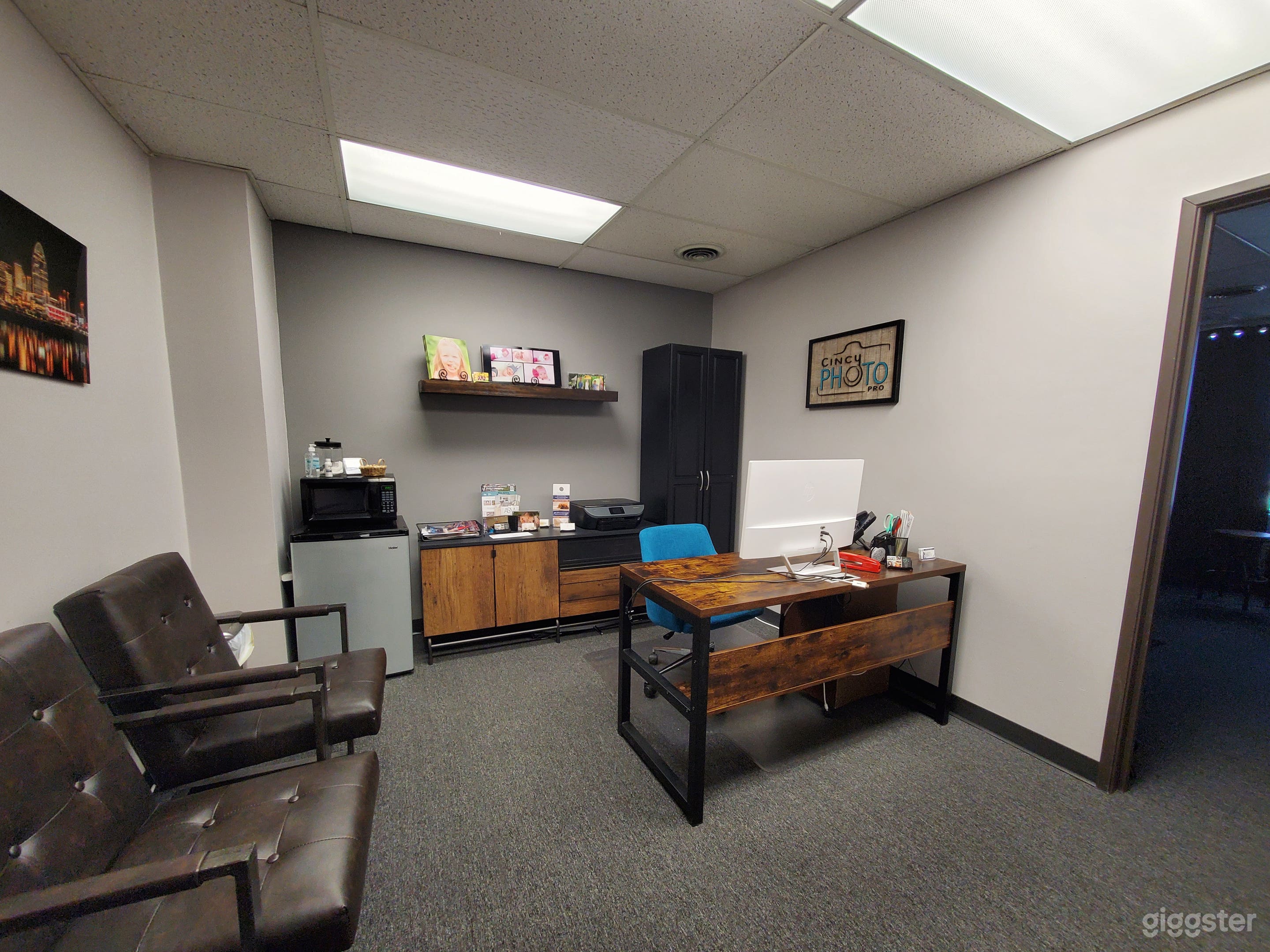 Office space/waiting room

Good to also use one room as a changing room and just close the door.