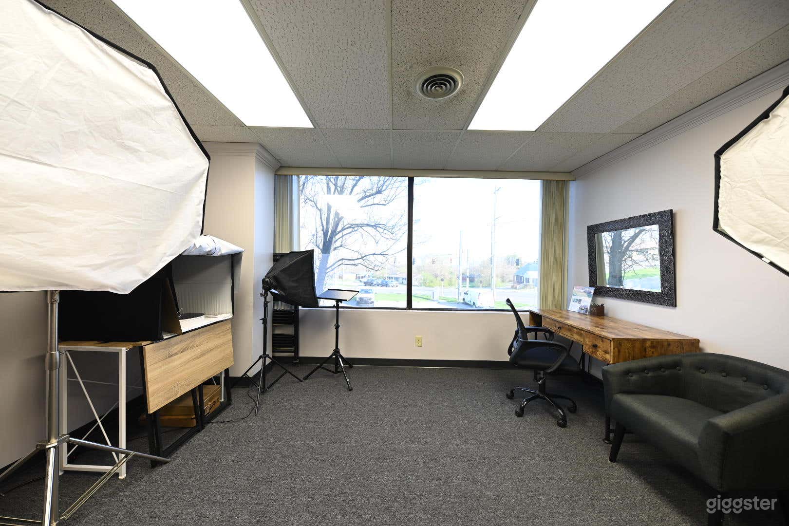 Large window
The product photo box is usually stored away when not needed
Vanity table 