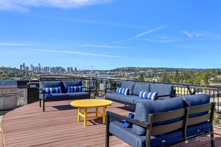  Charmantes Dachdeck mit Blick auf die Skyline von Seattle 