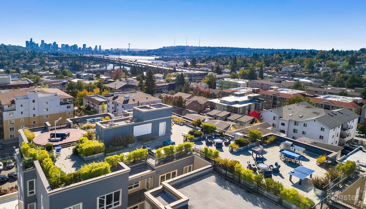 Charming Rooftop Deck w/ Seattle Skyline View Photo 1