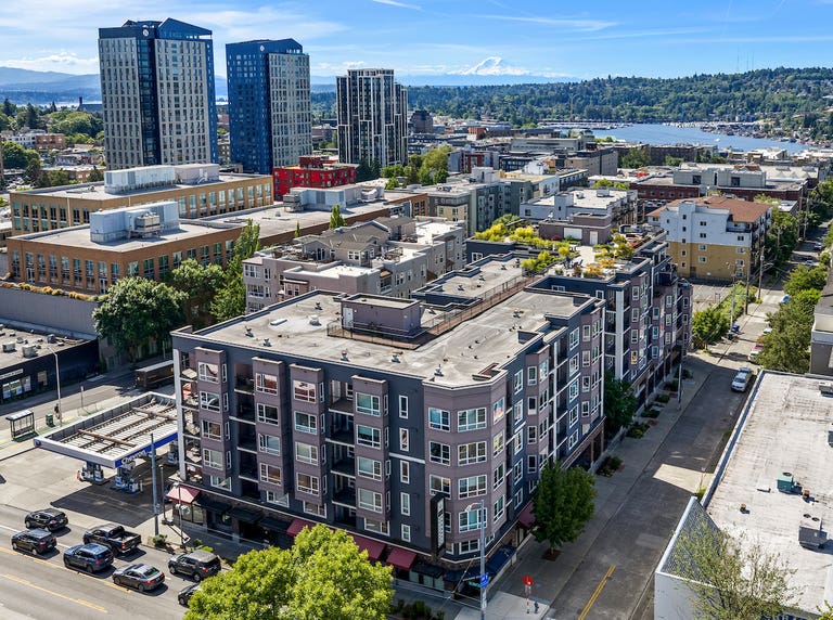  Charmantes Dachdeck mit Blick auf die Skyline von Seattle 