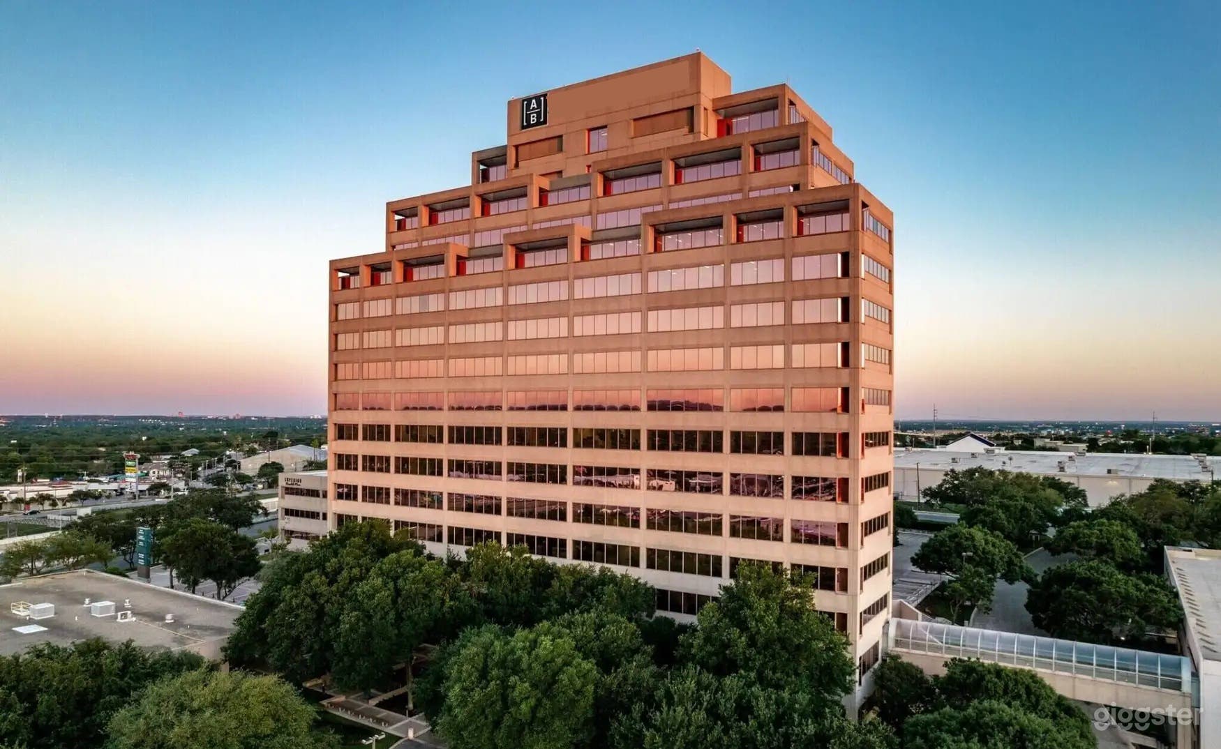 Private Office Suite 640 Photo 3