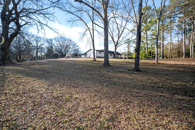  Spacious 2-Acre Venue w/ Playgrounds & Kitchen 