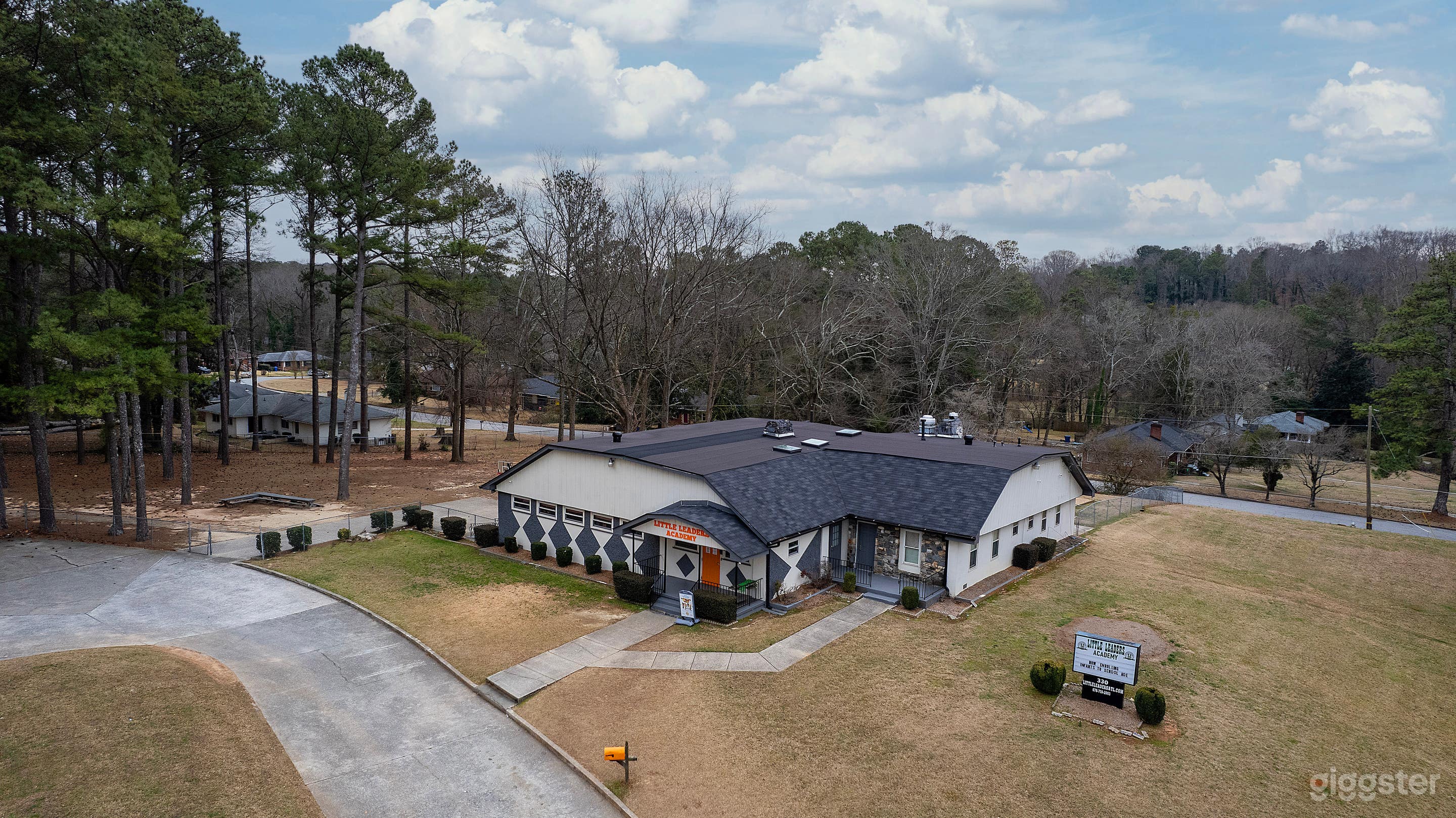 Spacious 2-Acre Venue w/ Playgrounds &amp; Kitchen Photo 2