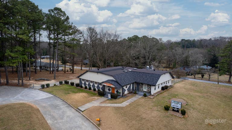  Spacious 2-Acre Venue w/ Playgrounds & Kitchen 