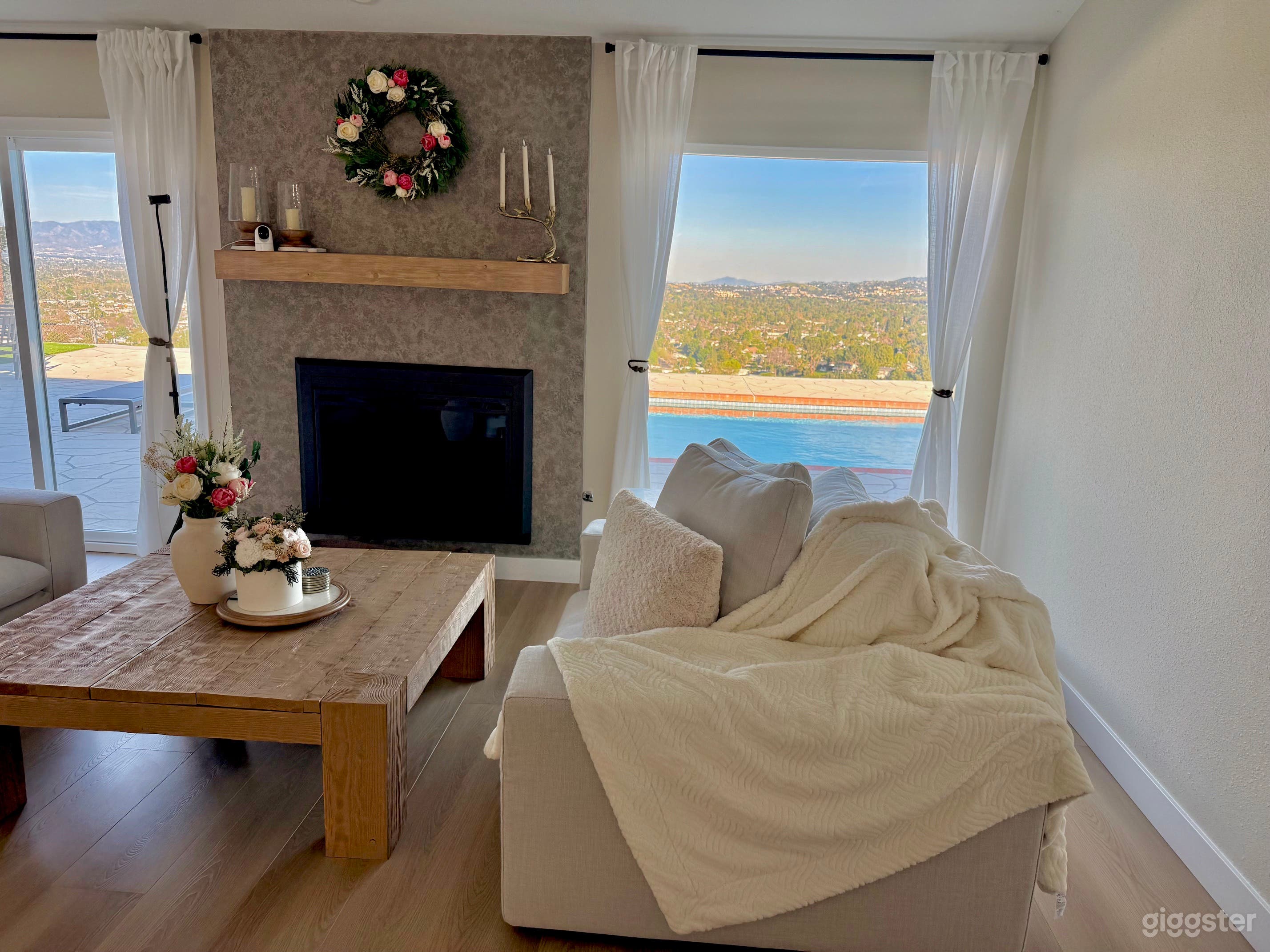 Luxury Hilltop Oasis with Breathtaking Panoramic City Views Photo 3