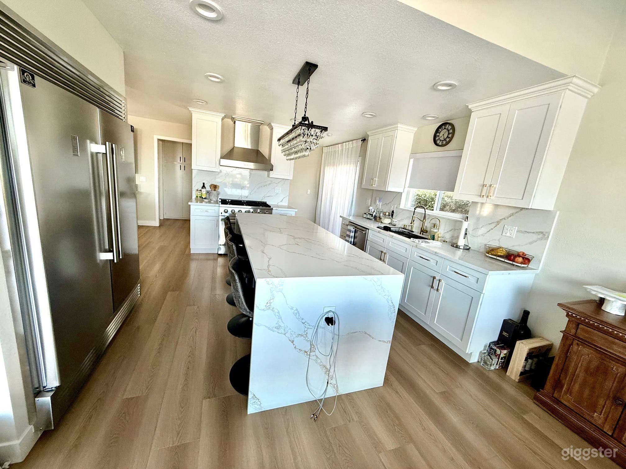 Luxury Hilltop Oasis with Breathtaking Panoramic City Views Photo 4