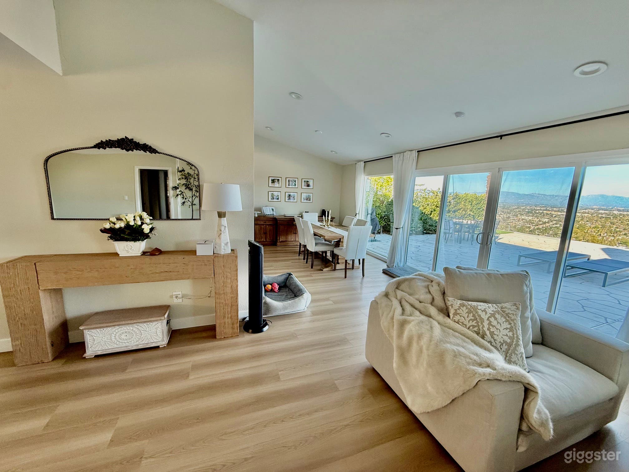 Luxury Hilltop Oasis with Breathtaking Panoramic City Views Photo 2