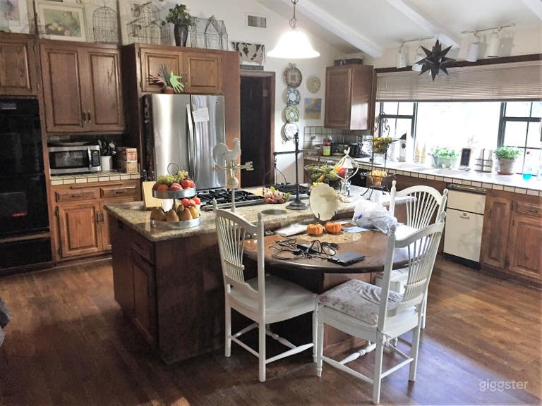  Breakfast nook and kitchen 