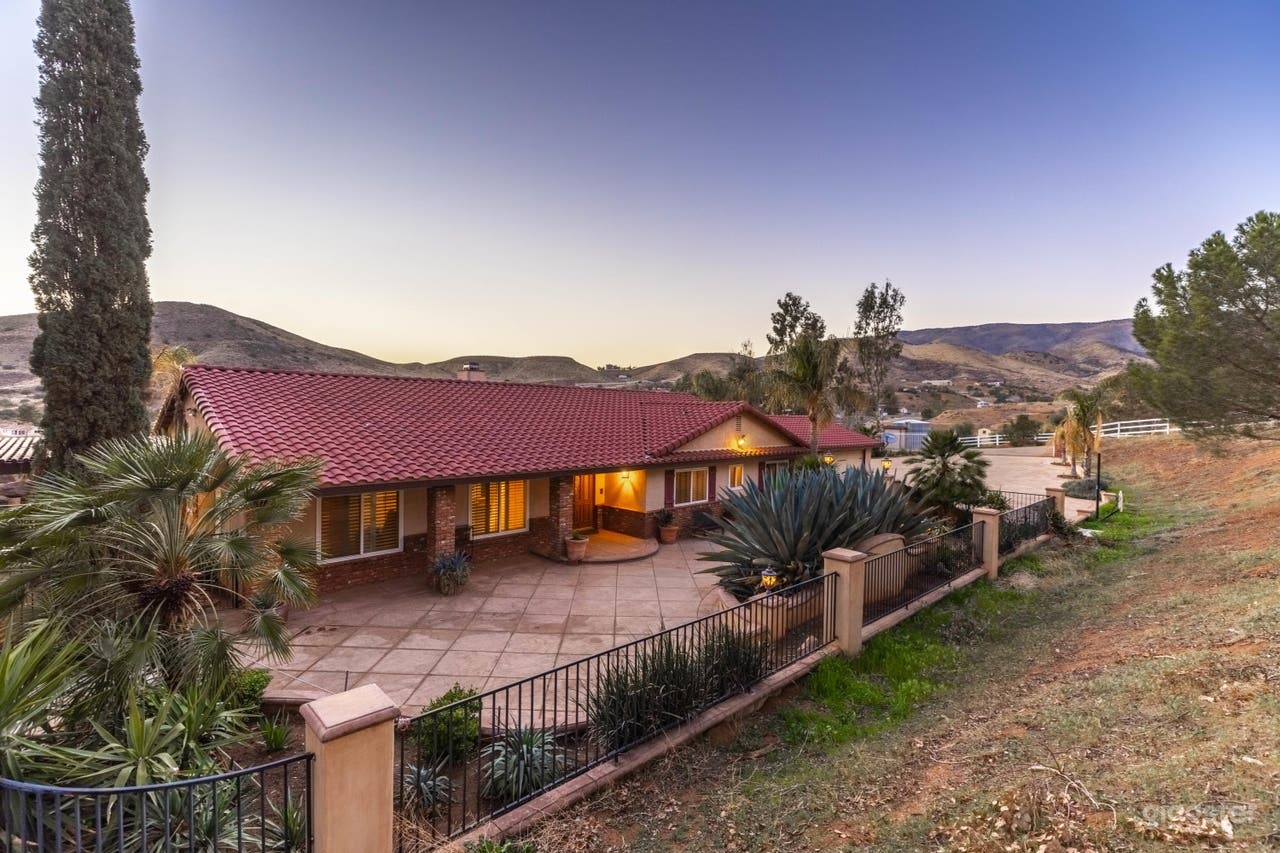 5 acre ranch 4 bedroom house with pool - RBBR Photo 2