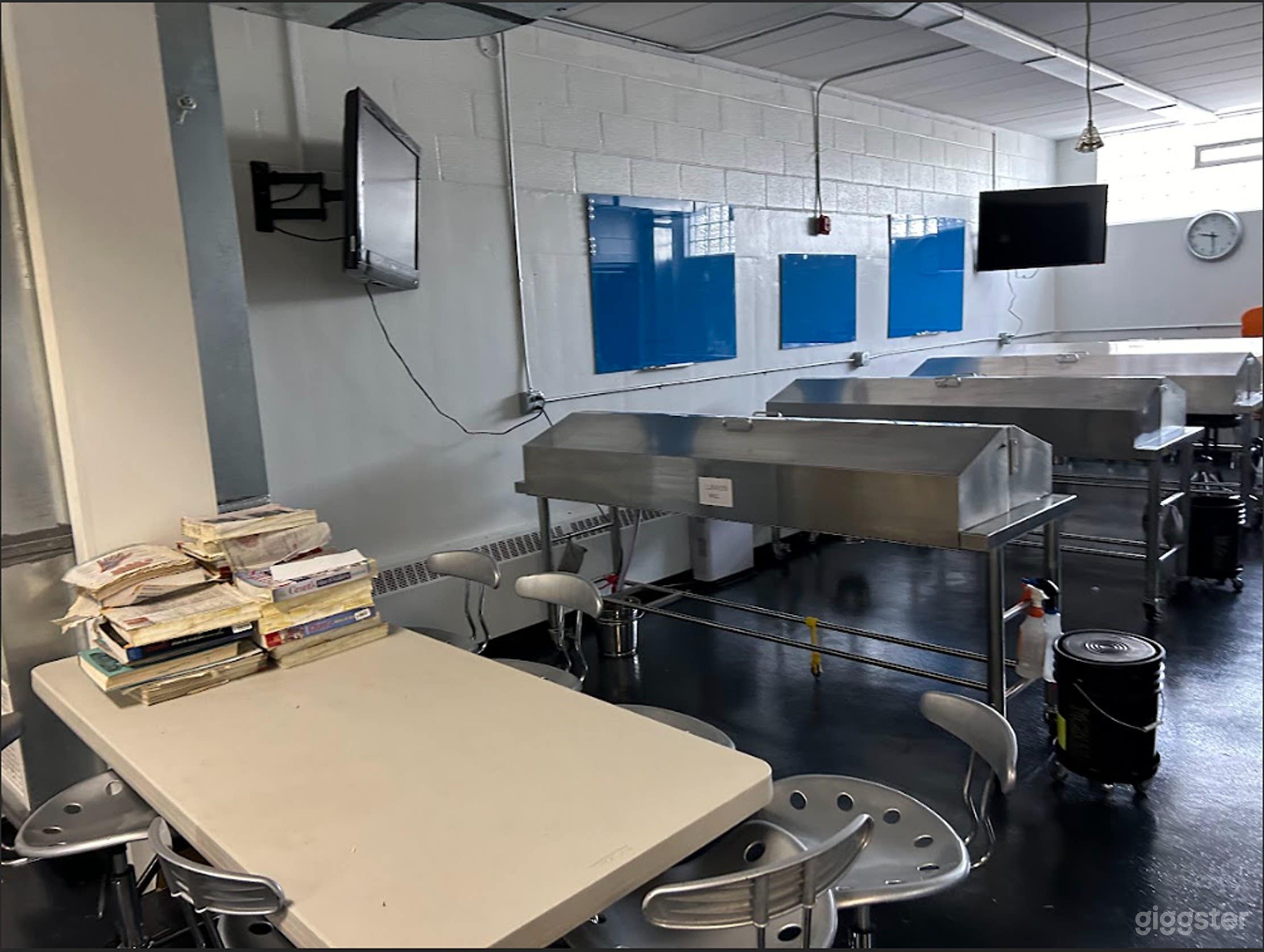 Fully Equipped Laboratory Space for Production Photo 4