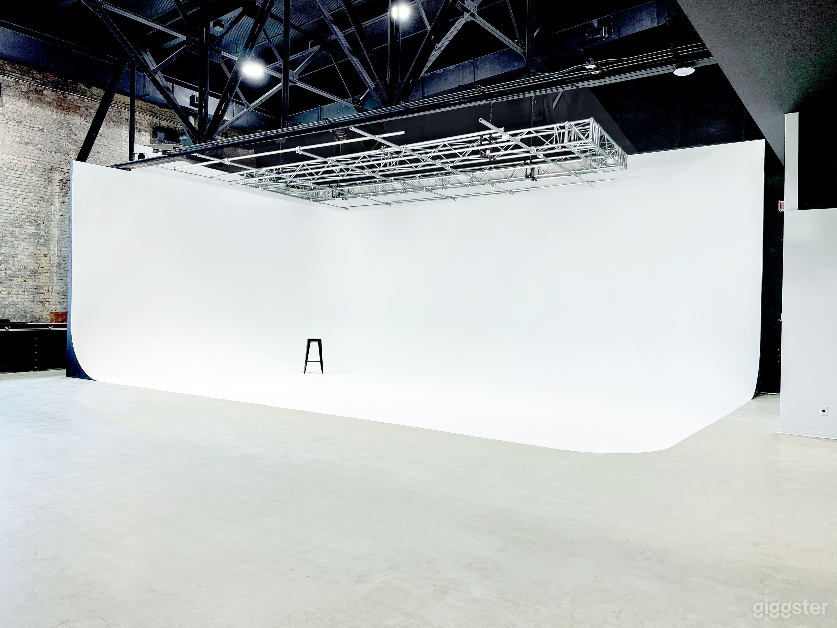 Professional Montreal Film Studio +kitchen, Post production Photo 1