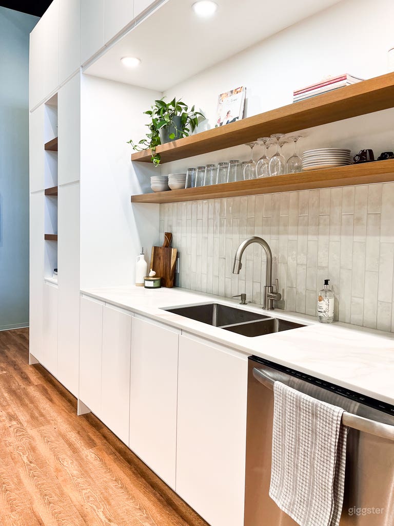  Professional Montreal Film Studio +kitchen, Post production 