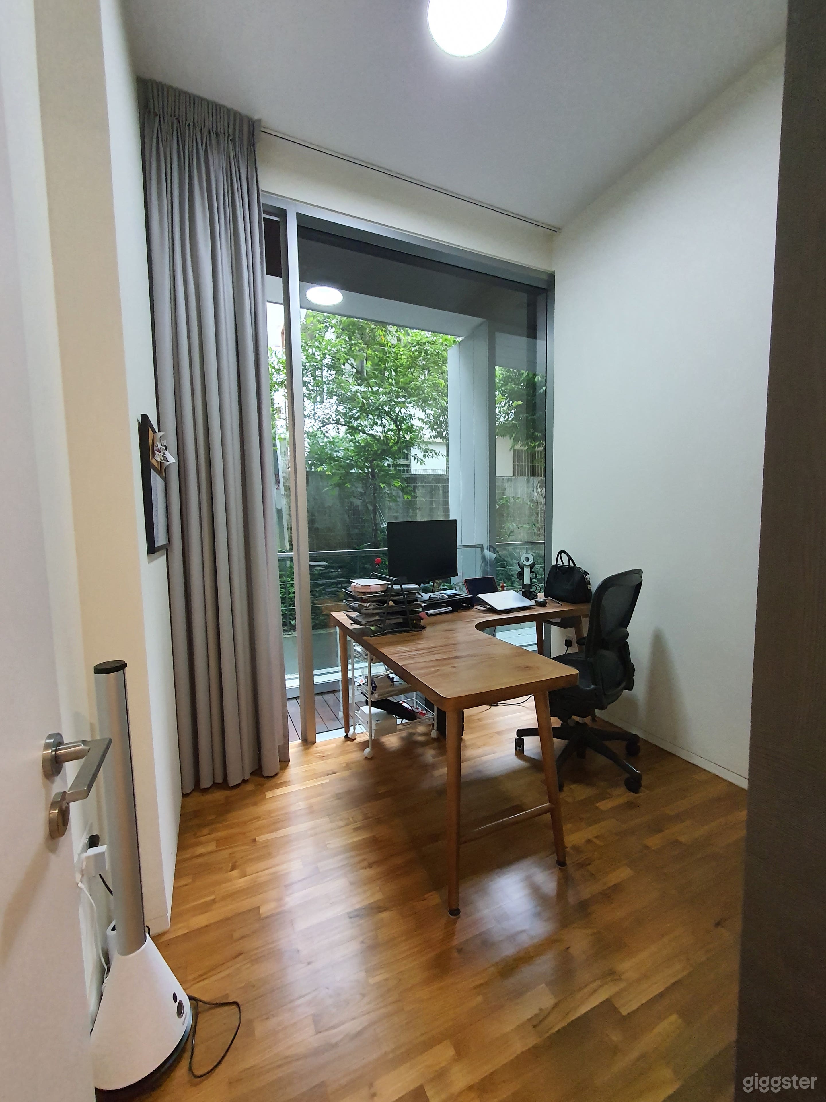 Cosy Minimalist Resort Style Home Photo 3