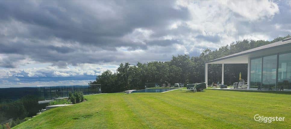 Infinity Pool and Large outdoor Looking at NYC Skyline Photo 4