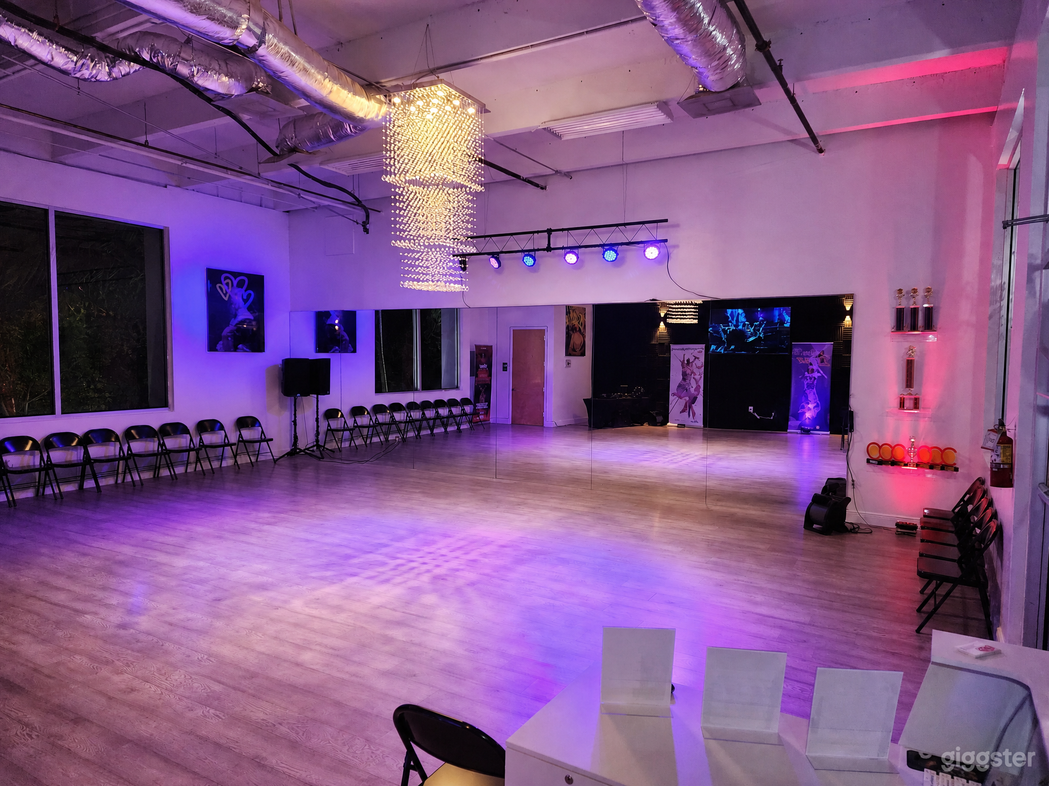 Beautiful Flex Space With High Ceilings Photo 3