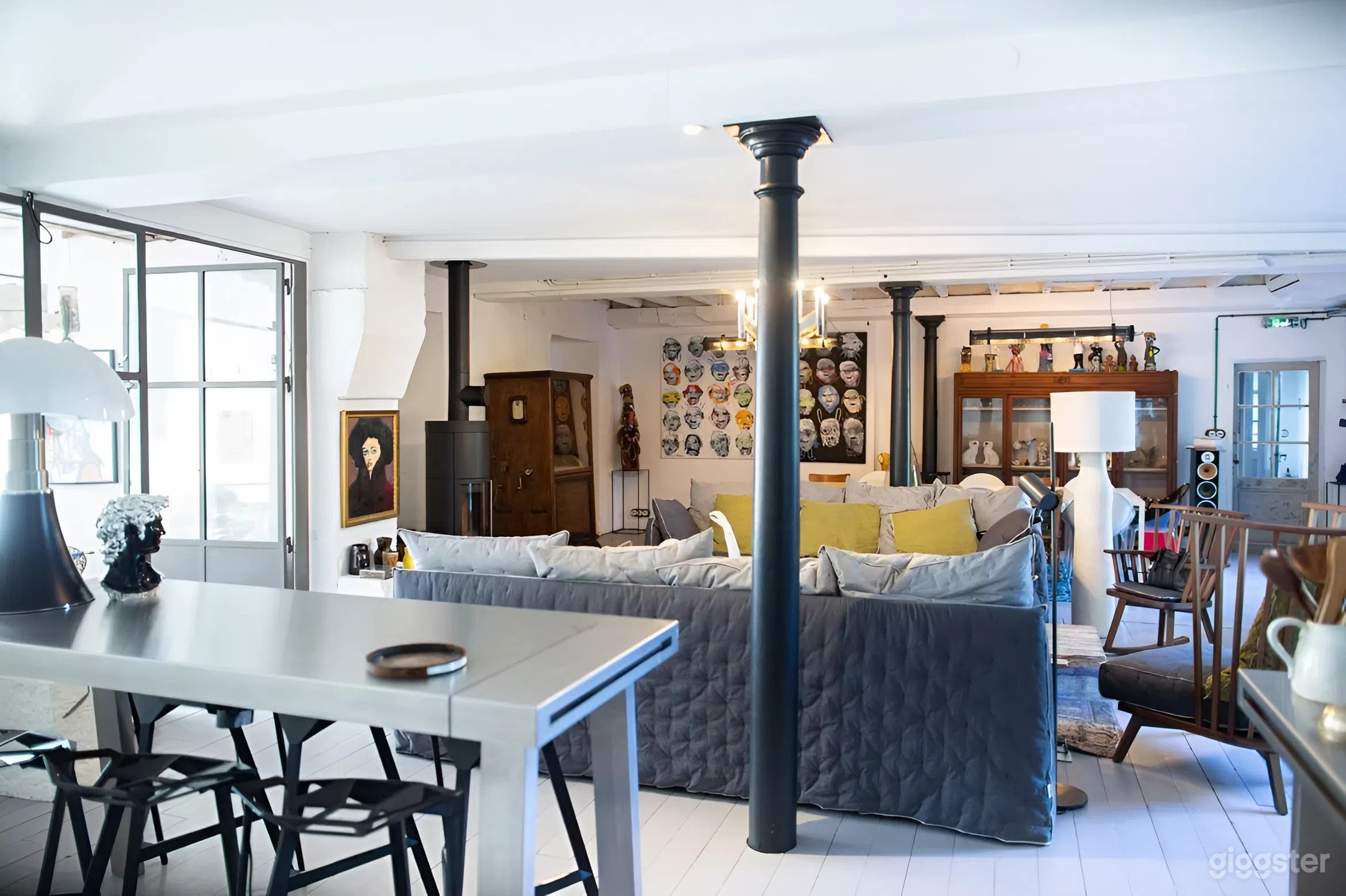 Photo de Grand espace de vie avec cheminée, bar & installation d'atelier 3
