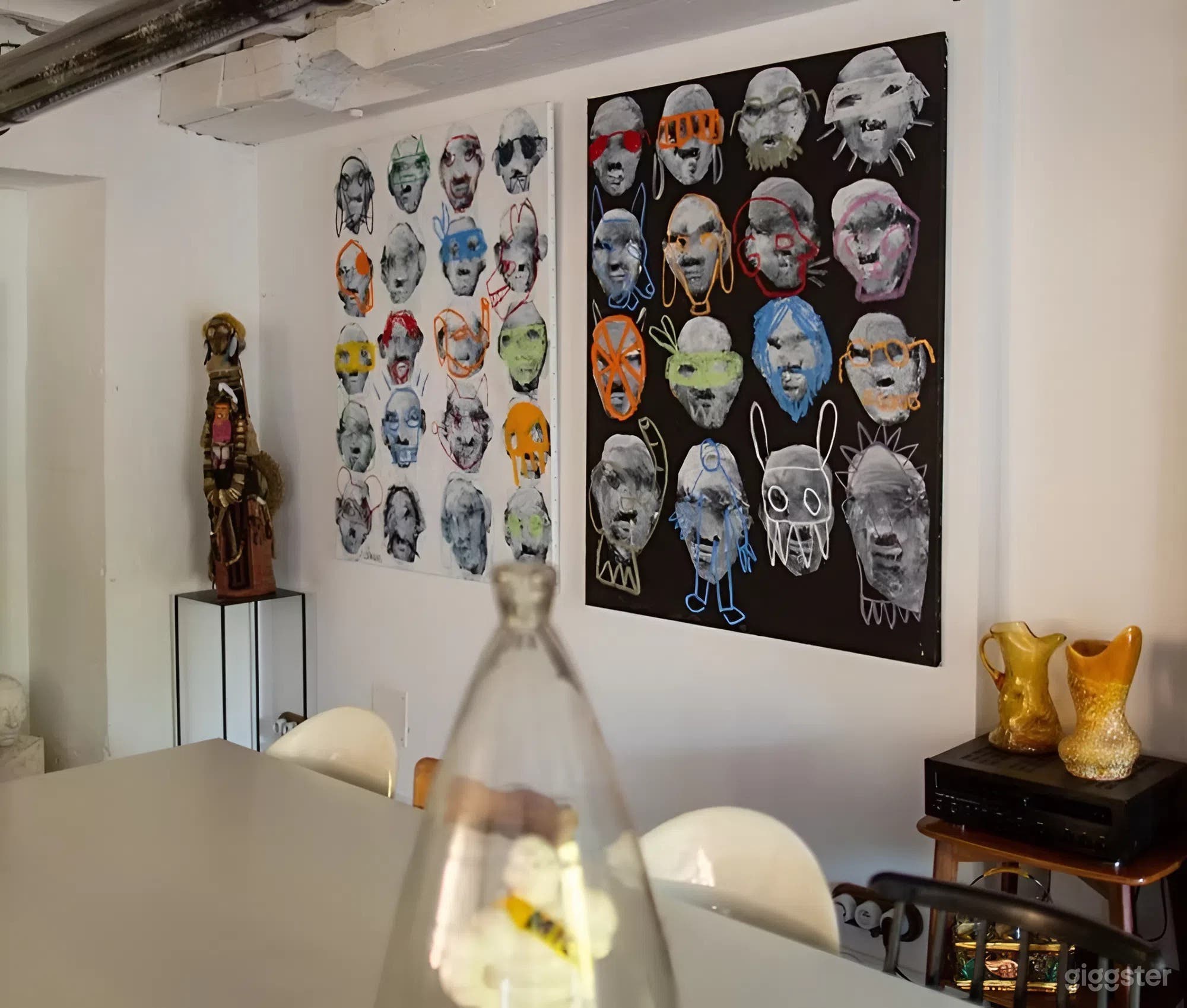 Photo de Grand espace de vie avec cheminée, bar & installation d'atelier 4