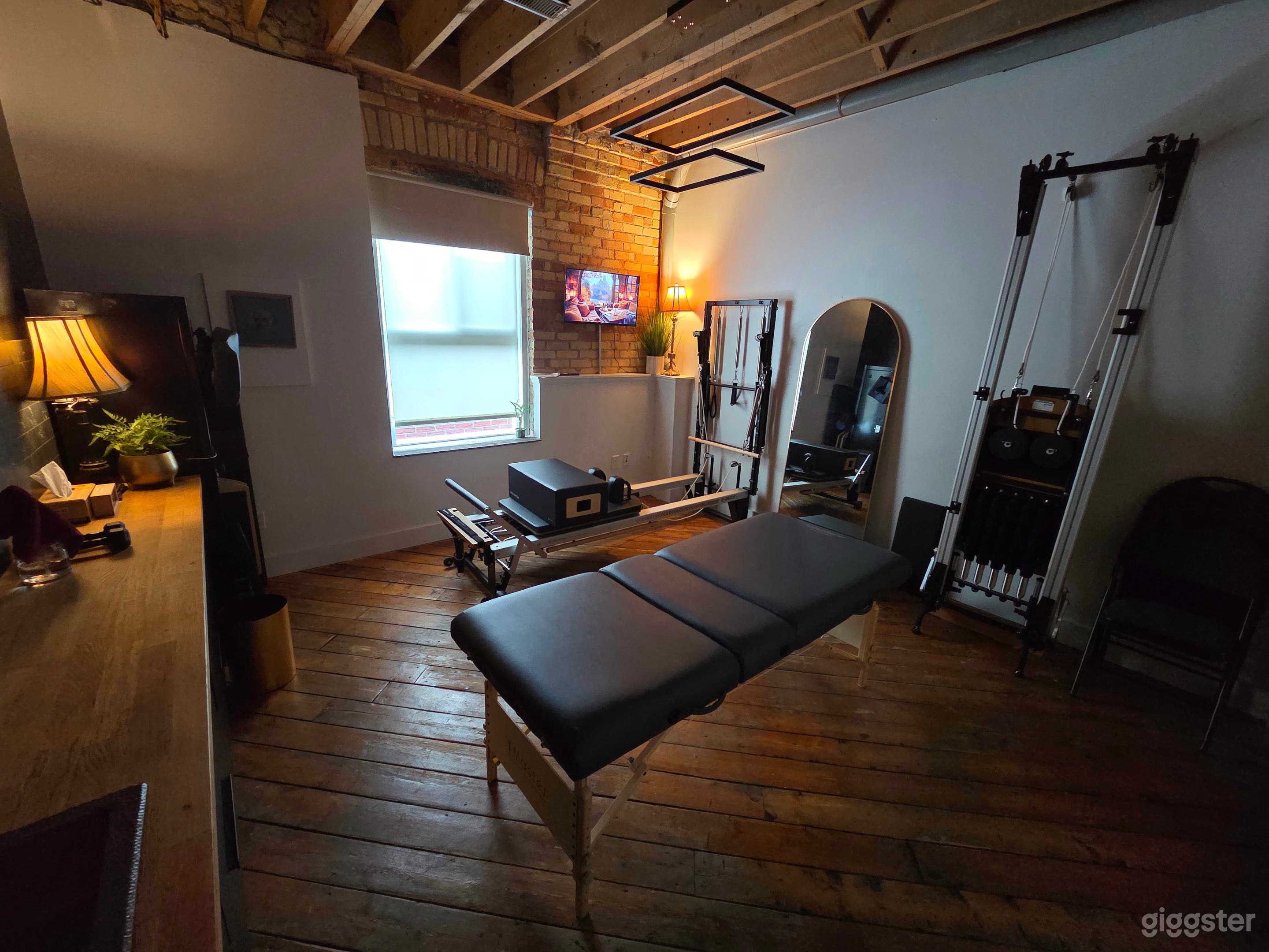 Beauty and Spa Room with Sink Photo 2