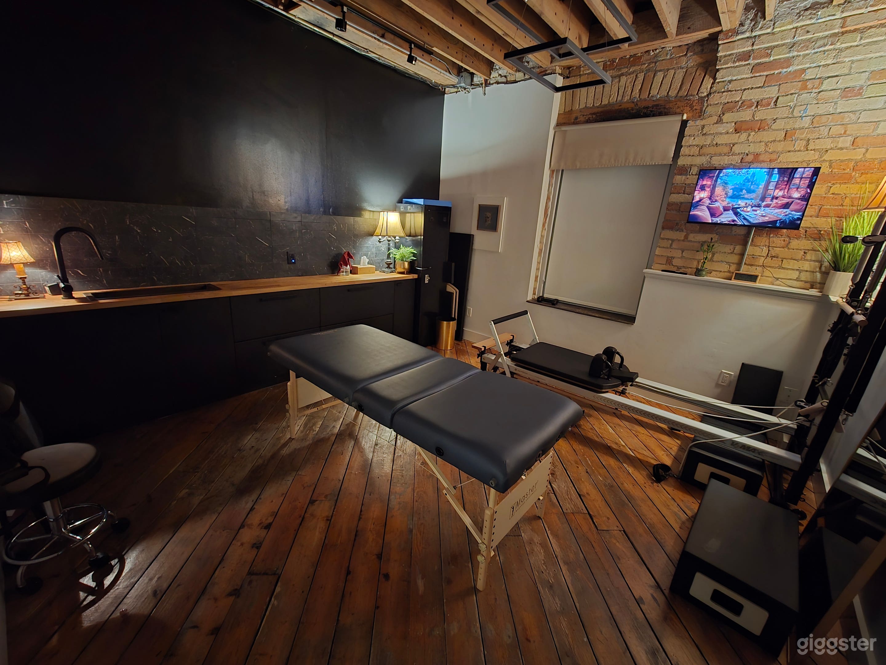 Beauty and Spa Room with Sink Photo 1