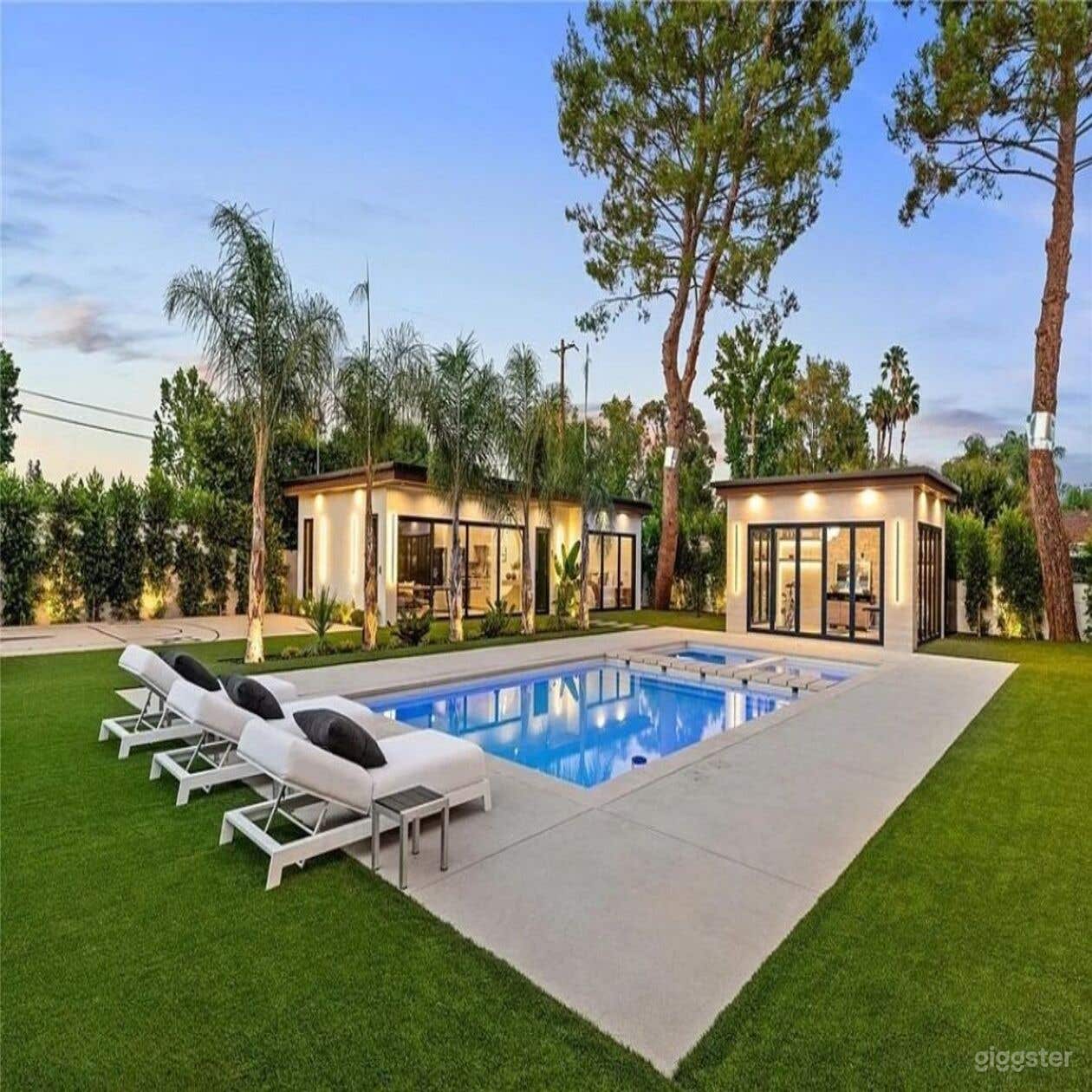 Expansive Modern Estate with Pool, Theater &amp; Luxe Interiors Photo 4