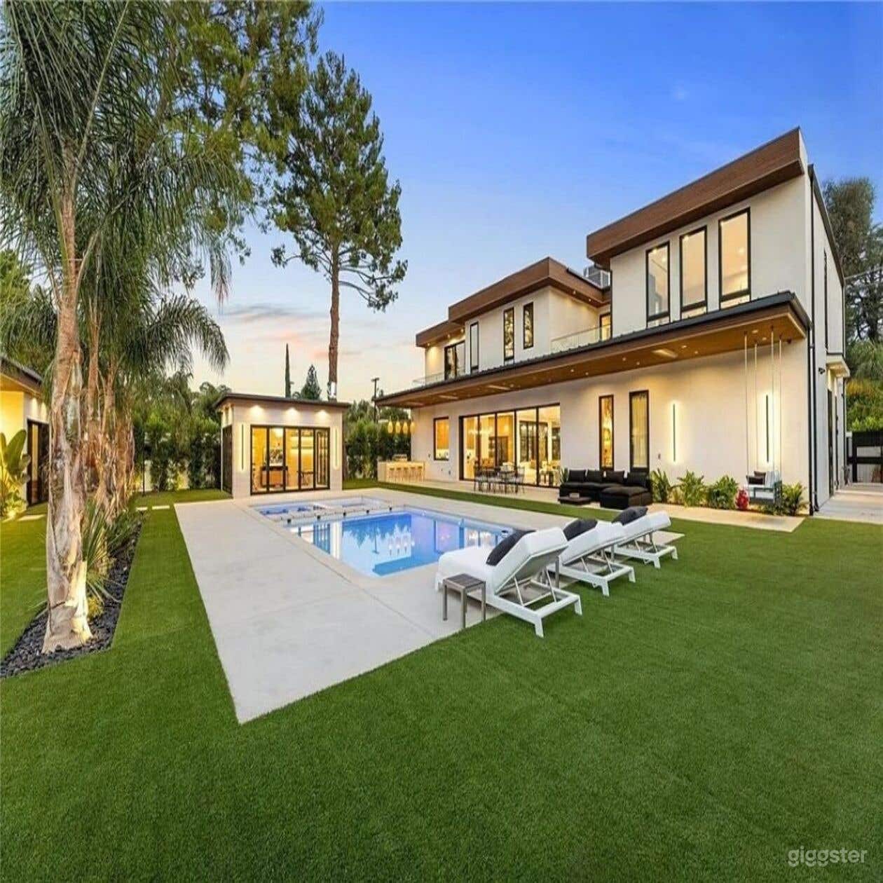 Expansive Modern Estate with Pool, Theater &amp; Luxe Interiors Photo 3