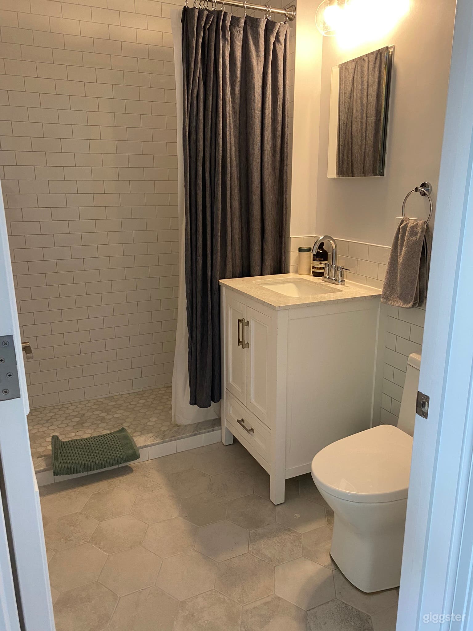 Sundrenched Brooklyn Brownstone Apartment  Photo 3