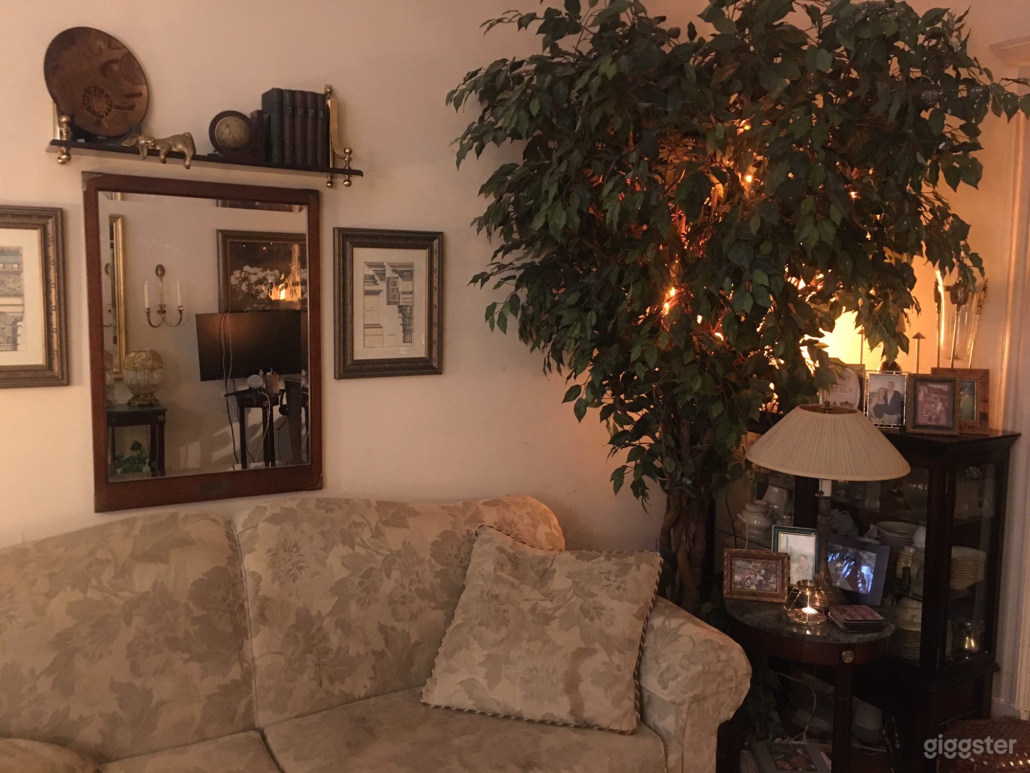 Elegant Classic Victorian Apartment Photo 4