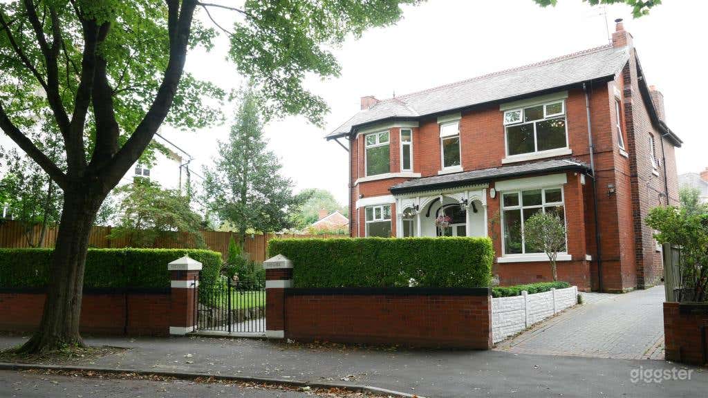 Modern/Victorian Family house Photo 1