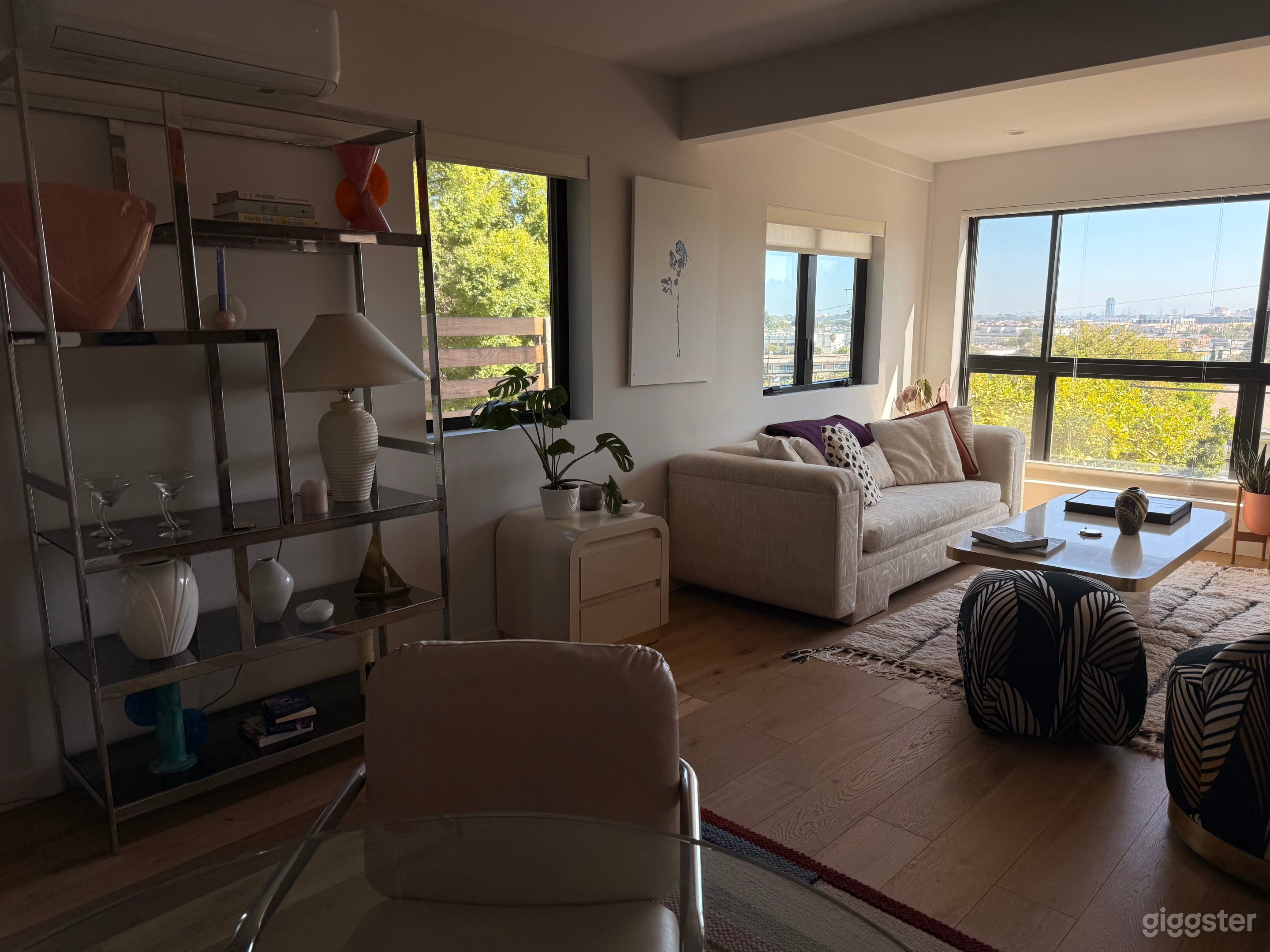 Bright, Stylish Duplex One Bedroom with Views of DTLA Photo 2