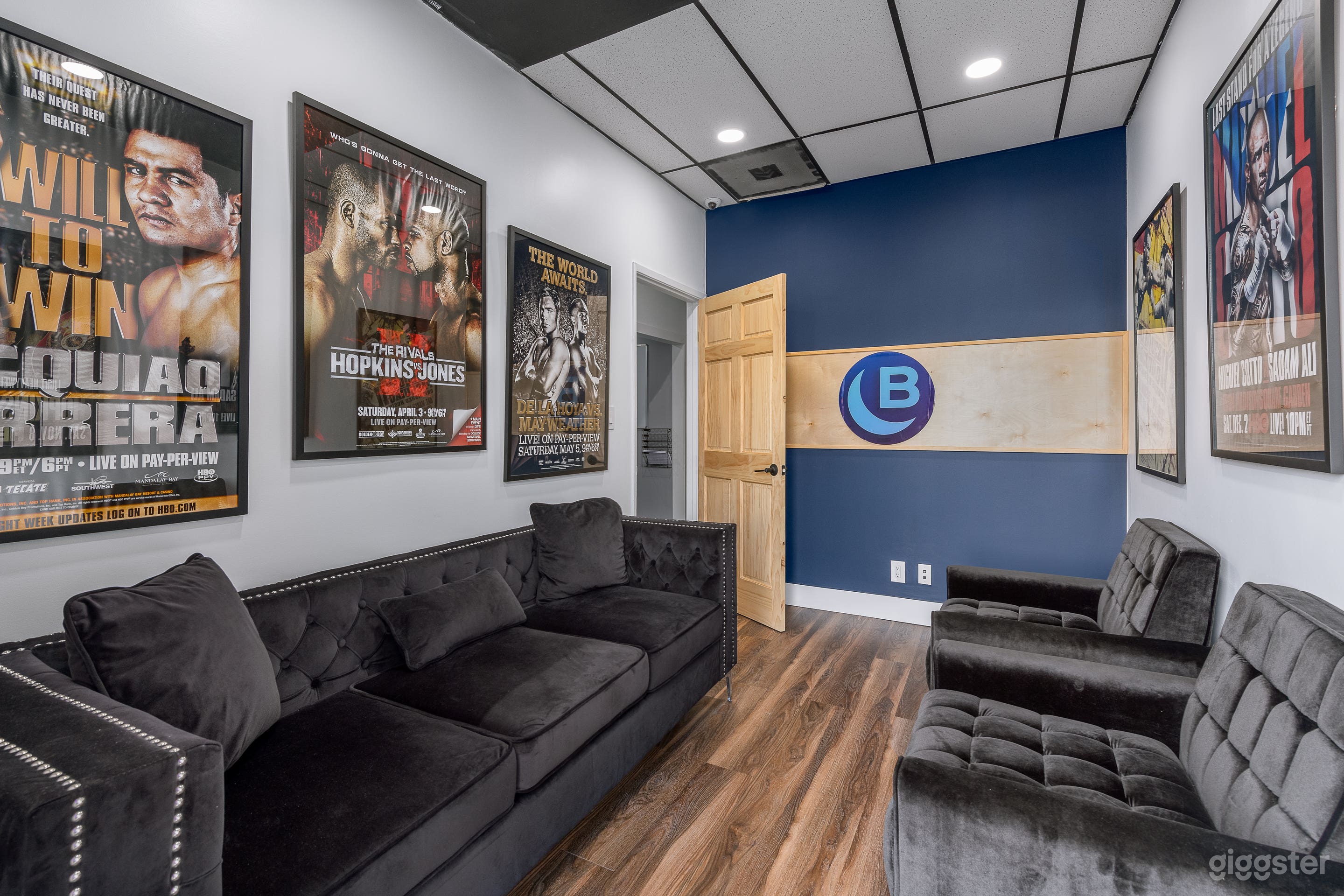 Podcast or Small TV Studio Photo 4