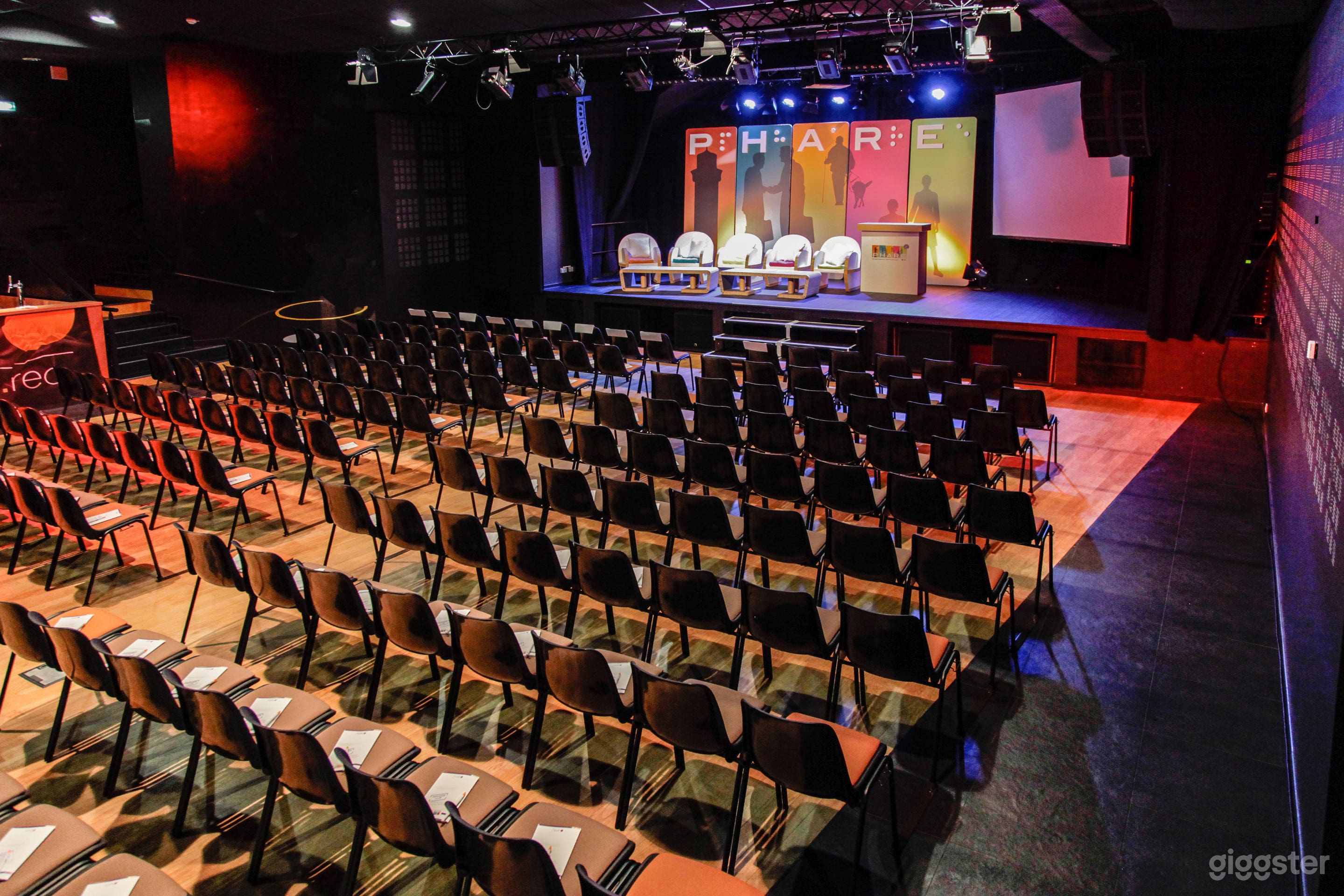 LARGE MODERN VENUE IN PARIS Photo 1