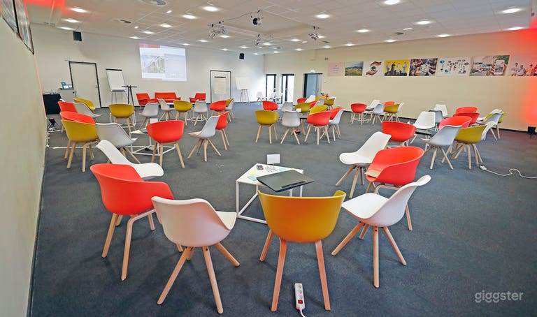  LARGE MODERN VENUE IN PARIS 