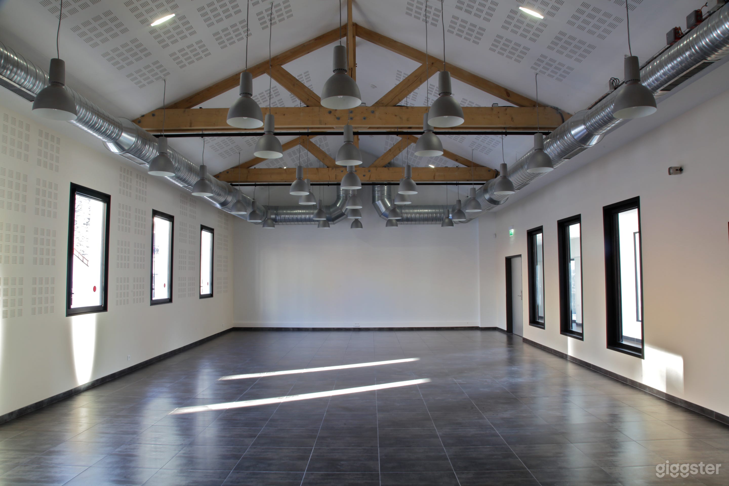 LARGE MODERN VENUE IN PARIS Photo 2