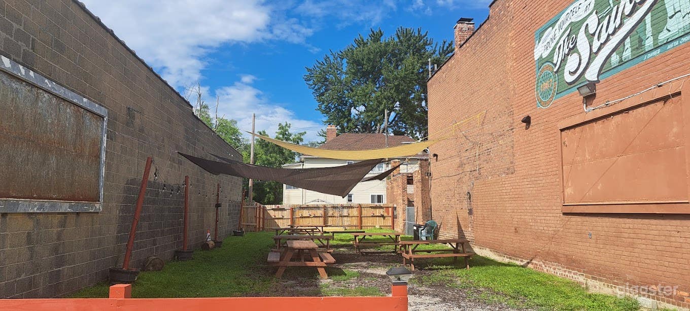 Cozy Urban Coffee Shop Indoor &amp; Outdoor Space Photo 4