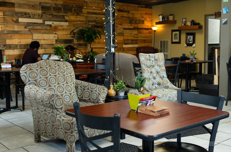  Cozy Urban Coffee Shop Indoor & Outdoor Space 