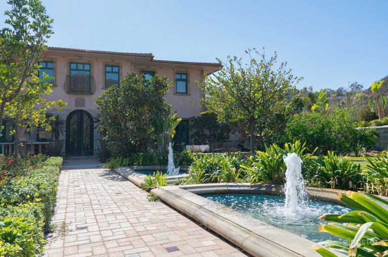  Birds of Paradise 
Jasmine
Private Spacious Serene Malibu Villa  