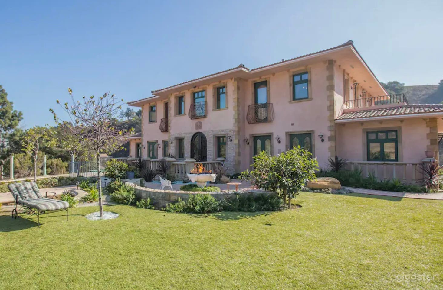 Malibu Villa/ Mansion Italian Tuscany 
Open Front Yard area  , very private!