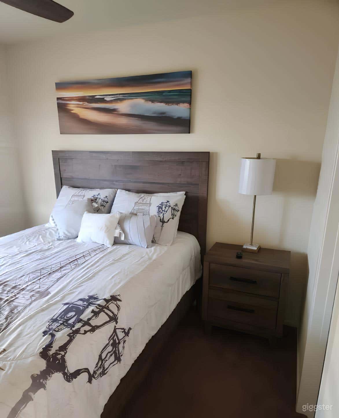 Bright Minimalist Apartment Unit Photo 3