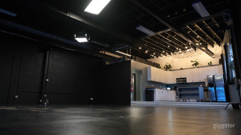  Black box studio with full kitchen and two bathrooms 