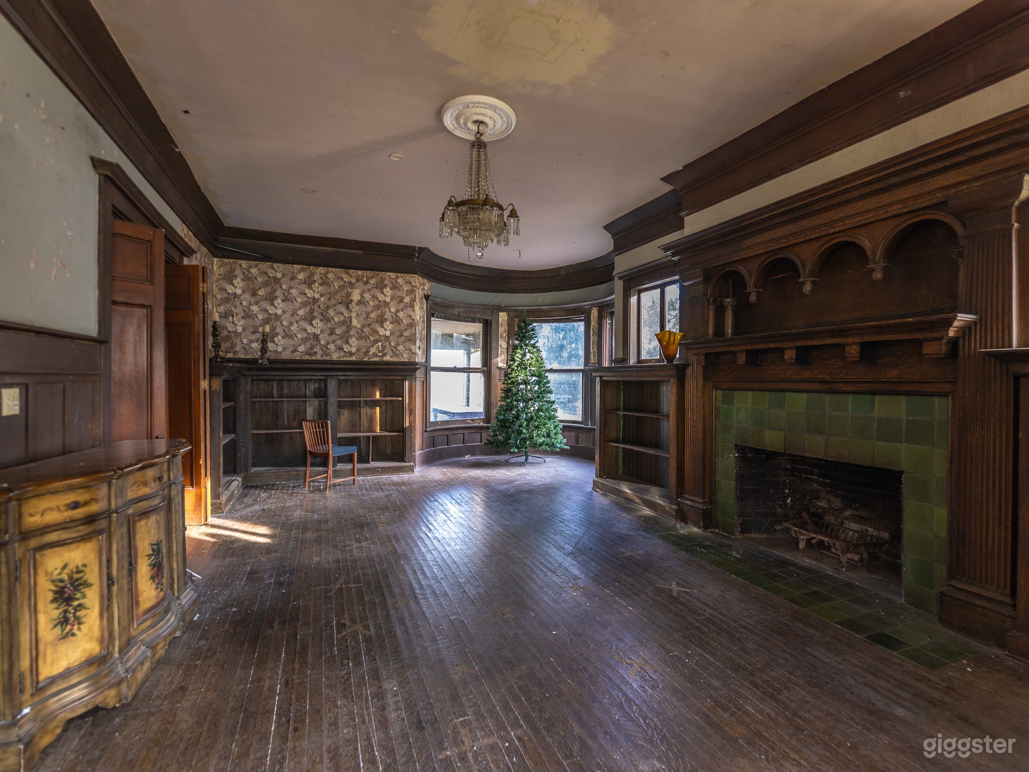 1920 ICONIC ESTATE #035 Photo 3