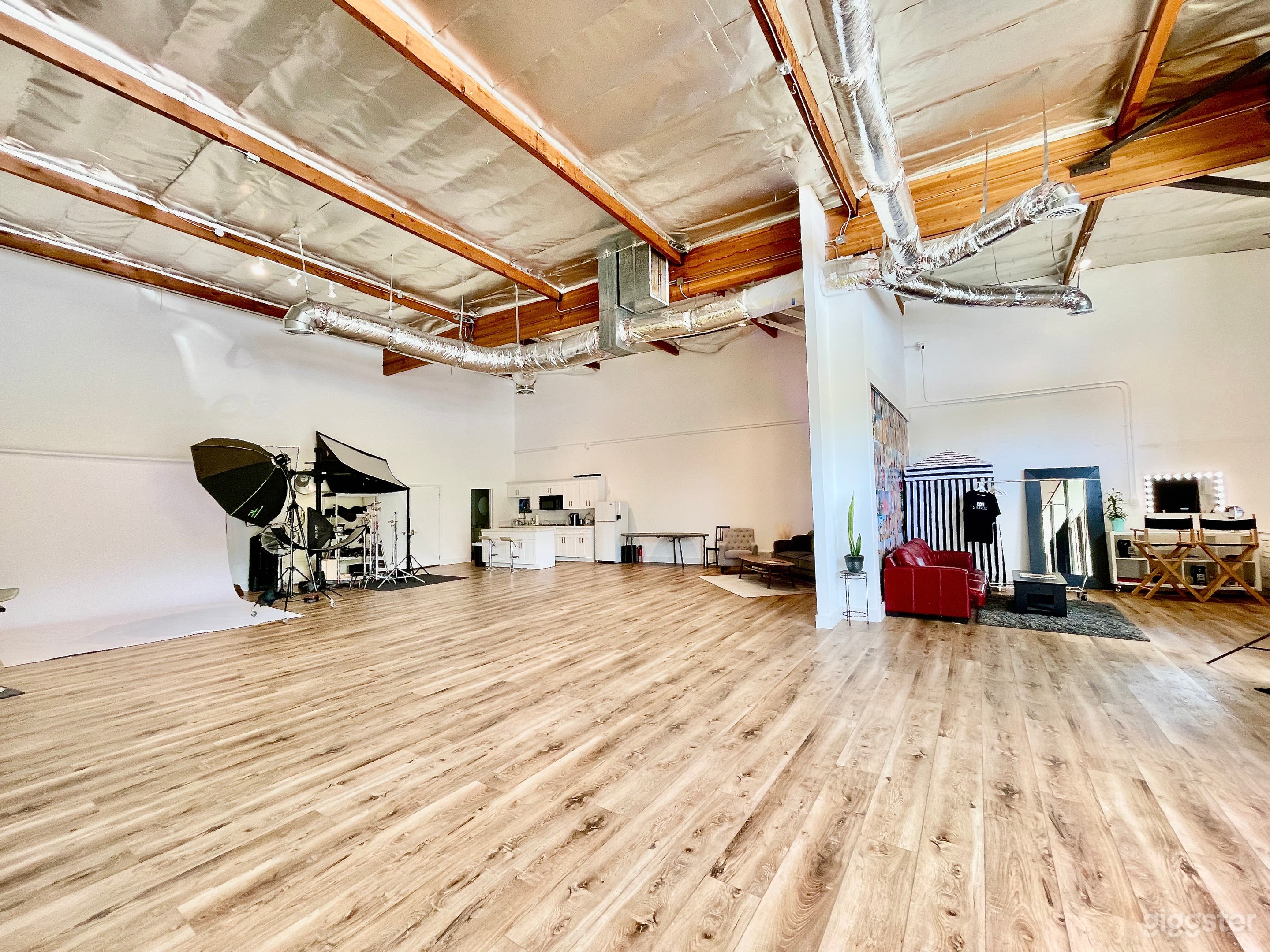White Studio- 1900 Sq ft