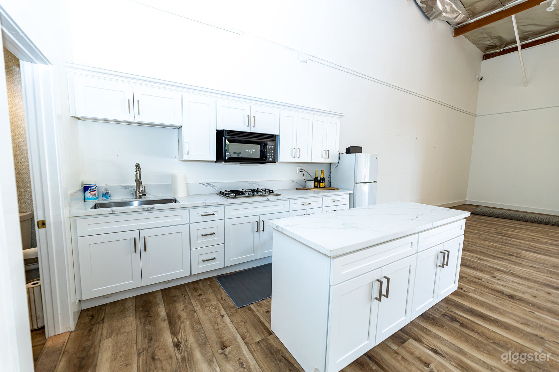 Top Rated Photo Studio Rental in Westlake Village 5000 sq ft Photo 4