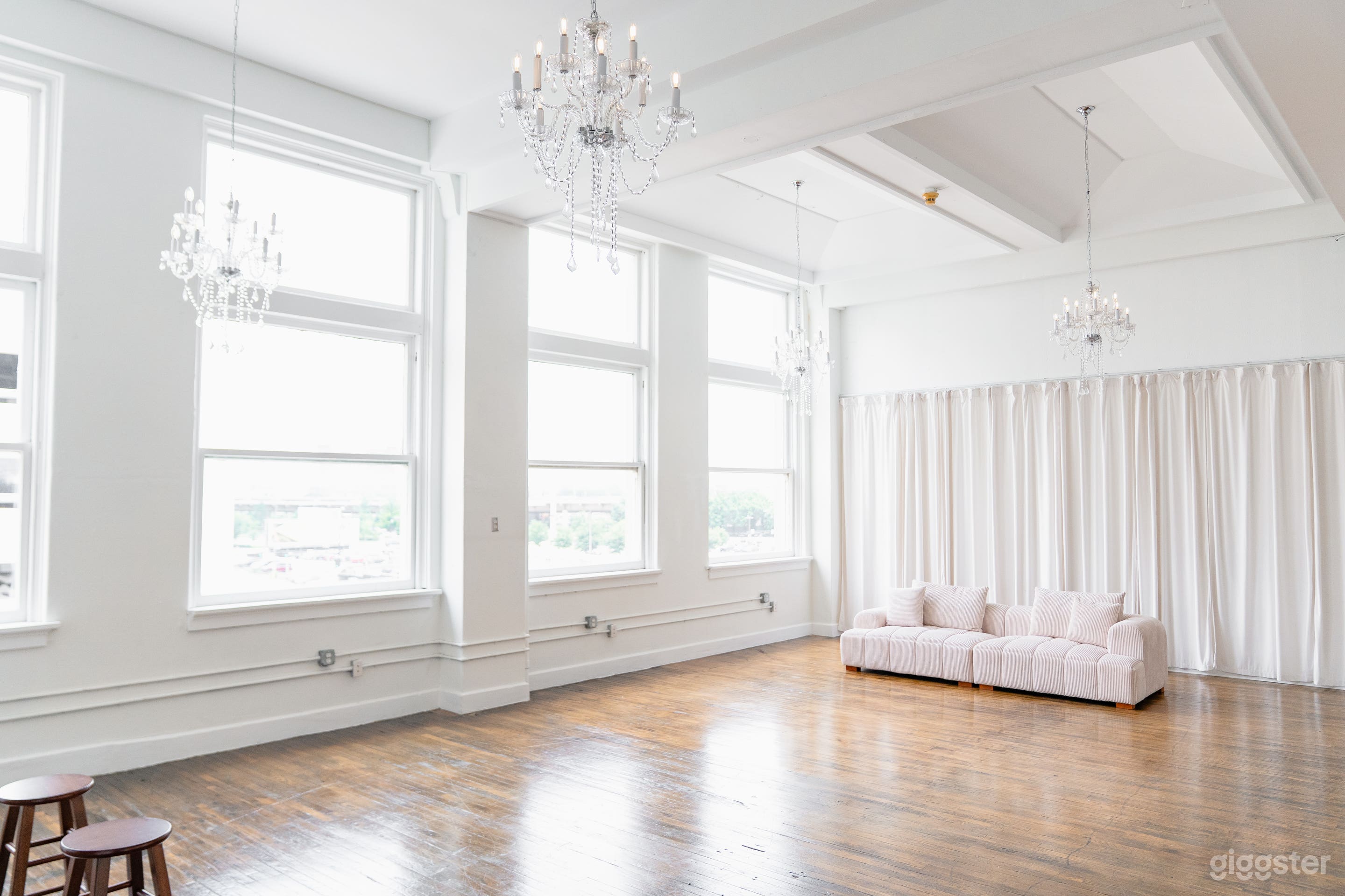 Downtown Studio with Natural Lighting Photo 1