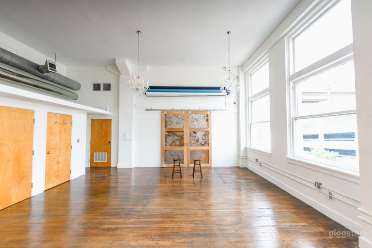  Downtown Studio with Natural Lighting 